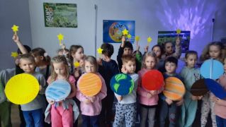Dzieci prezentują planety i gwiazdy