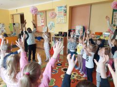 Dzieci tańczą i śpiewają w języku suahili 