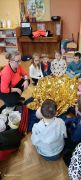 dzieci sprawdzają czym jest folia ratunkowa