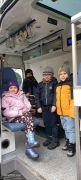 dzieci sprawdzają wyposażenie karetki pogotowia