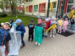 Dzieci przygotowują się do sprzątania