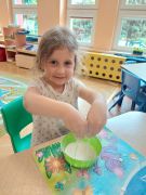 Dziewczynka bawi się cieczą nienewtonowską