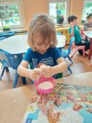 Chłopiec bawi się cieczą nienewtonowską