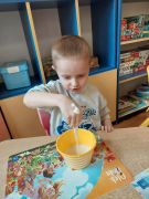 Chłopiec bawi się cieczą nienewtonowską