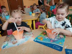 Dzieci bawią się cieczą nienewtonowską 