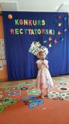 Dziewczynka recytuje wiersz