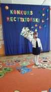 Dziewczynka recytuje wiersz