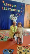 Dziewczynka odbiera nagrodę 