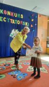 Dziewczynka odbiera nagrodę 