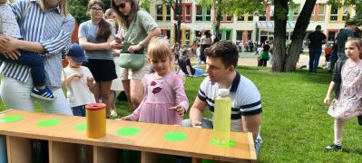 dziewczynka z tatą bierze udział w zabawie "zgadnij gdzie"