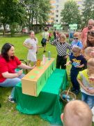 pani przy stole prowadzi zabawę "zgadnij gdzie"