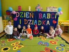 Dzieci pozują do zdjęcia
