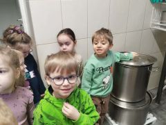 Dzieci oglądają kuchnie