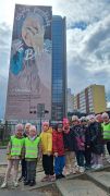 Przedszkolaki przy muralu "Pocztówka dla Babci"