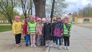 Dzieci przy misiu - pani Hetmanowej
