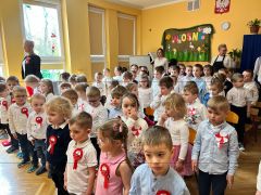 Dzieci stoją do hymnu.
