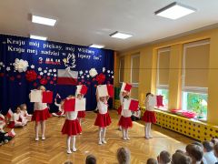 Dzieci tańczą.