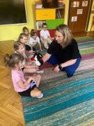 Dzieci witają się z Bofikiem