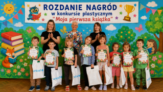 Dzieci pozują z nagrodami do zdjęcia.