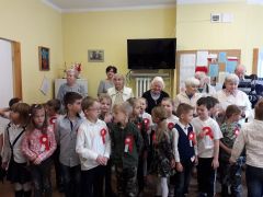 ilustracja do wpisu 
MĄDRE SÓWKI - występ z programem patriotycznym w Domu Pomocy Społecznej przy ul. Proletariackiej