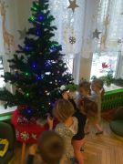 ilustracja do wpisu 
KRÓLICZKI - ubierają choinkę