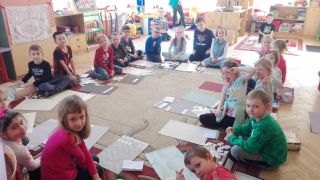 ilustracja do wpisu 
KŁAPOUSZKI - ,,literkowo ''na dywanie