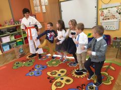 ilustracja do wpisu 
KŁAPOUSZKI, PUCHATKI, KRÓLICZKI, MĄDRE SÓWKI - pokaz karate