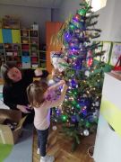 ilustracja do wpisu 
MALEŃSTWA - ubierają choinkę