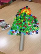 ilustracja do wpisu 
KŁAPOUSZKI - choinka z plastikowych nakrętek