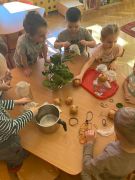 ilustracja do wpisu 
KRÓLICZKI -zakładają zielony ogródek w sali