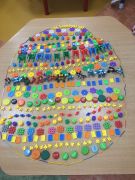 ilustracja do wpisu 
KŁAPOUSZKI - ,, Stolikowe pisanki " zabawa manualna