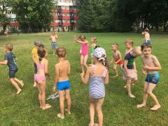 ilustracja do wpisu 
KURTYNA WODNA - zabawa na placu przedszkolnym