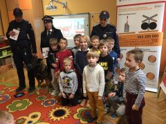 ilustracja do wpisu 
KŁAPOUSZKI - ,, Bezpieczny przejazd" zajęcia edukacyjne z pracownikami PKP