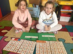 ilustracja do wpisu 
KŁAPOUSZKI - zabawy literami i cyframi