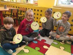 ilustracja do wpisu 
KŁAPOUSZKI - nauka godzin na zegarze