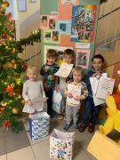 Dzieci obok wystawy prac.