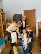 Pani Dyrektor oraz Wychowawca wręczają upominki.