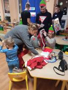 Rodzice i dzieci wykonują prace plastyczną
