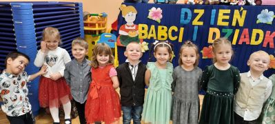 Dzieci stoją na tle dekoracji