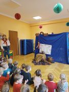 Dzieci czekają na występ.