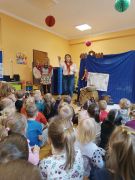 Panie grające w przedstawieniu.