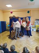 Panie nauczycielki z pączkami po występie.