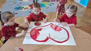 Dzieci malują serce