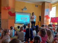 Dzieci słuchają o tym, do czego są potrzebne zęby.