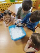 Dzieci przygotowują piankolinę.