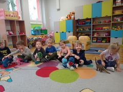 dzieci w sali na dywanie.