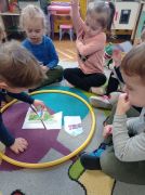 dzieci pracują zespołowo.