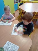 Dzieci przy stoliku podczas zajęć.