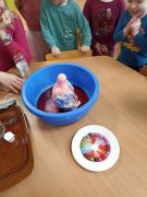 Eksperymenty czyli tęcza i wulkan.