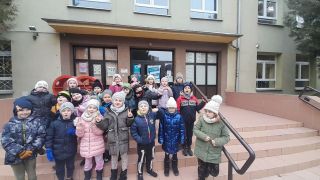 Grupa przed szkołą.